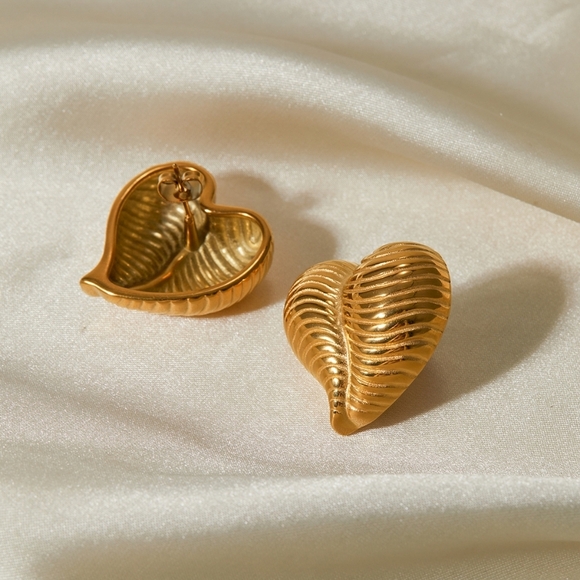 Nwt Heaven Mayhem Similar Waterproof Heart Leaf Earrings - Picture 3 of 5